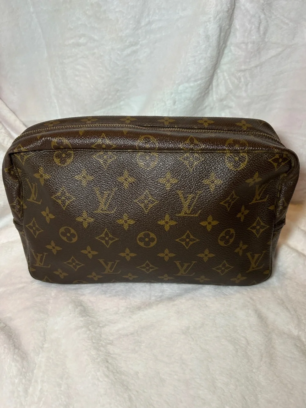 400. Louis Vuitton Trousse de Toilette 28